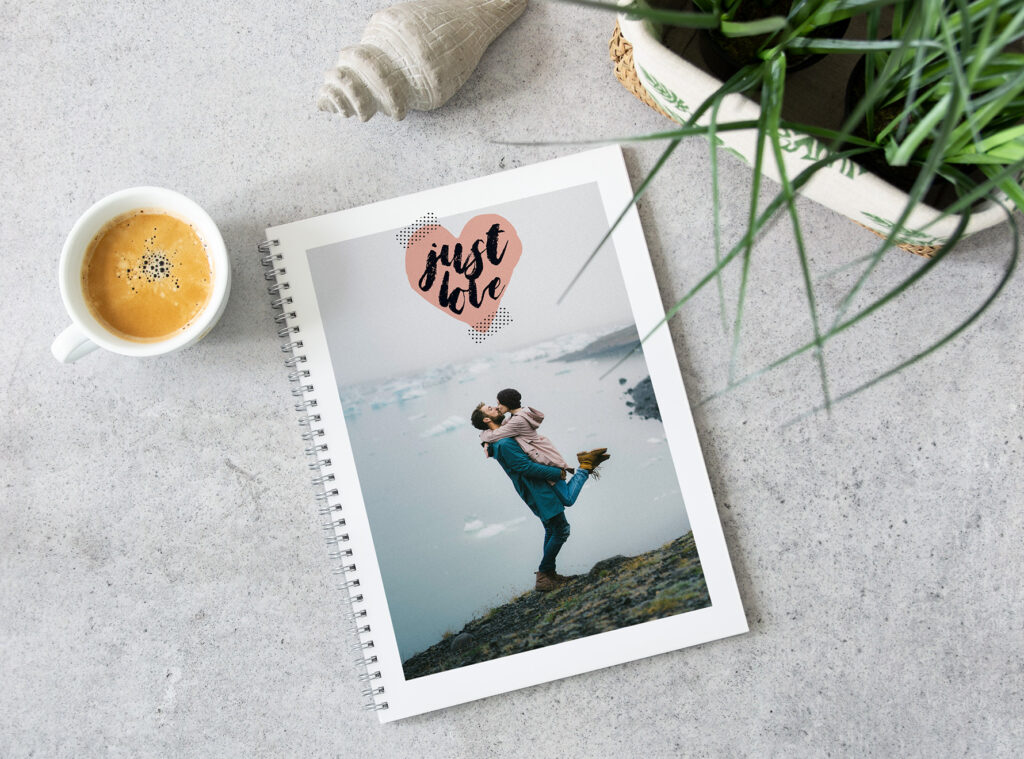 Fotoalbum Einleitungstext: ein Fotobuch hat ein "Just Love" Cover